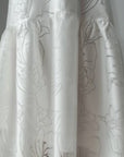 Elegantes weißes Kleid mit Blumenmuster