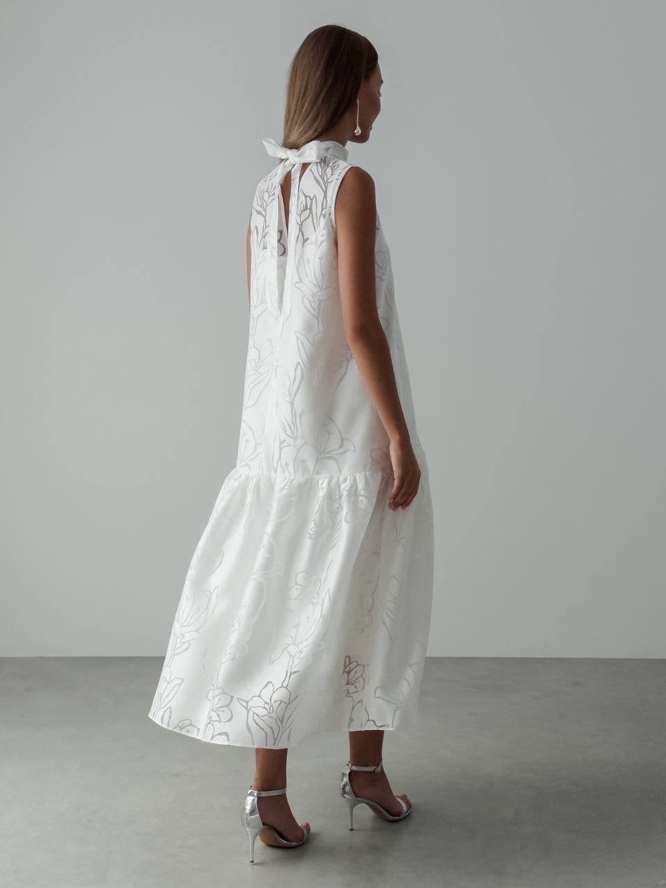 Elegantes weißes Kleid mit Blumenmuster
