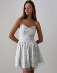 Trägerloses Minikleid mit Blumenmuster