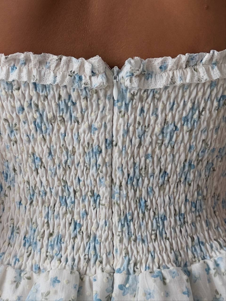 Trägerloses Minikleid mit Blumenmuster