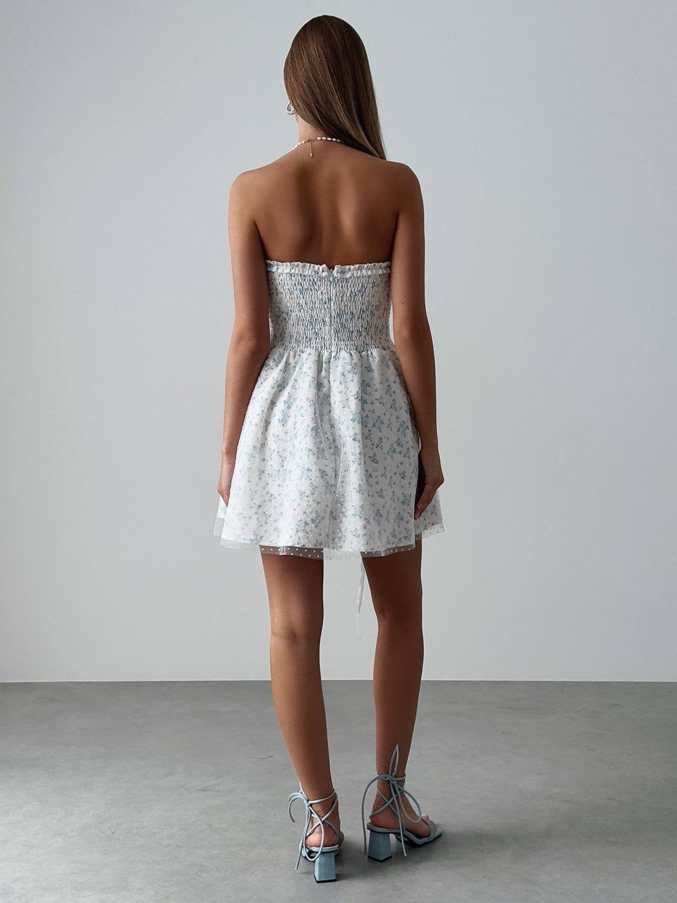 Trägerloses Minikleid mit Blumenmuster