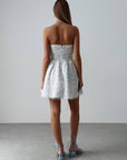 Trägerloses Minikleid mit Blumenmuster