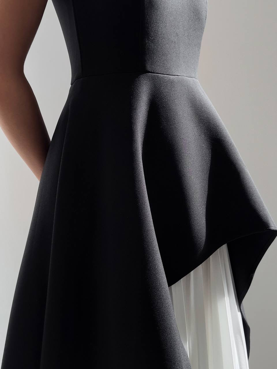 Vestido asimétrico negro