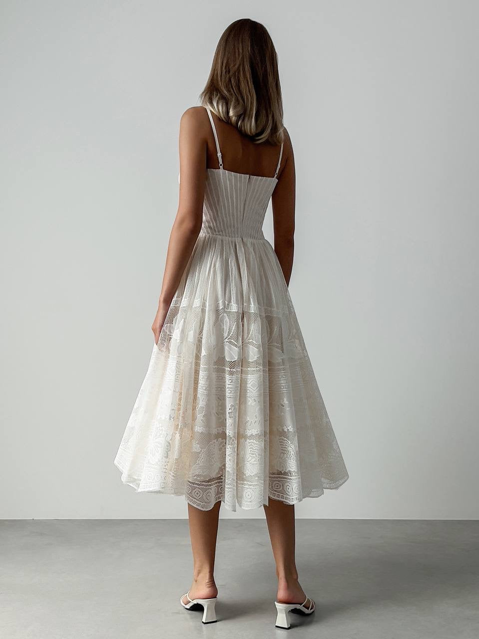 Elegantes Spitzen-Midikleid mit Spaghettiträgern