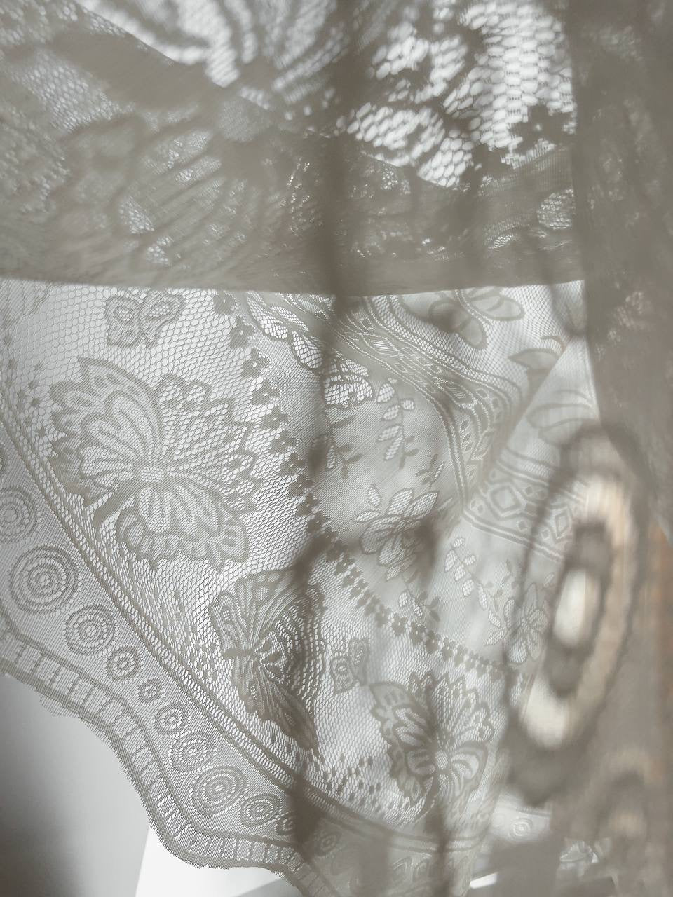 Elegantes Spitzen-Midikleid mit Spaghettiträgern