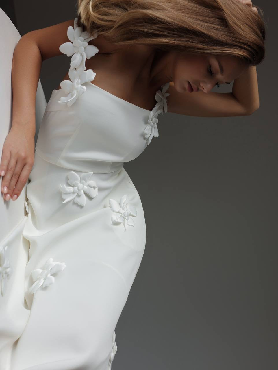 Vestido midi blanco con apliques florales