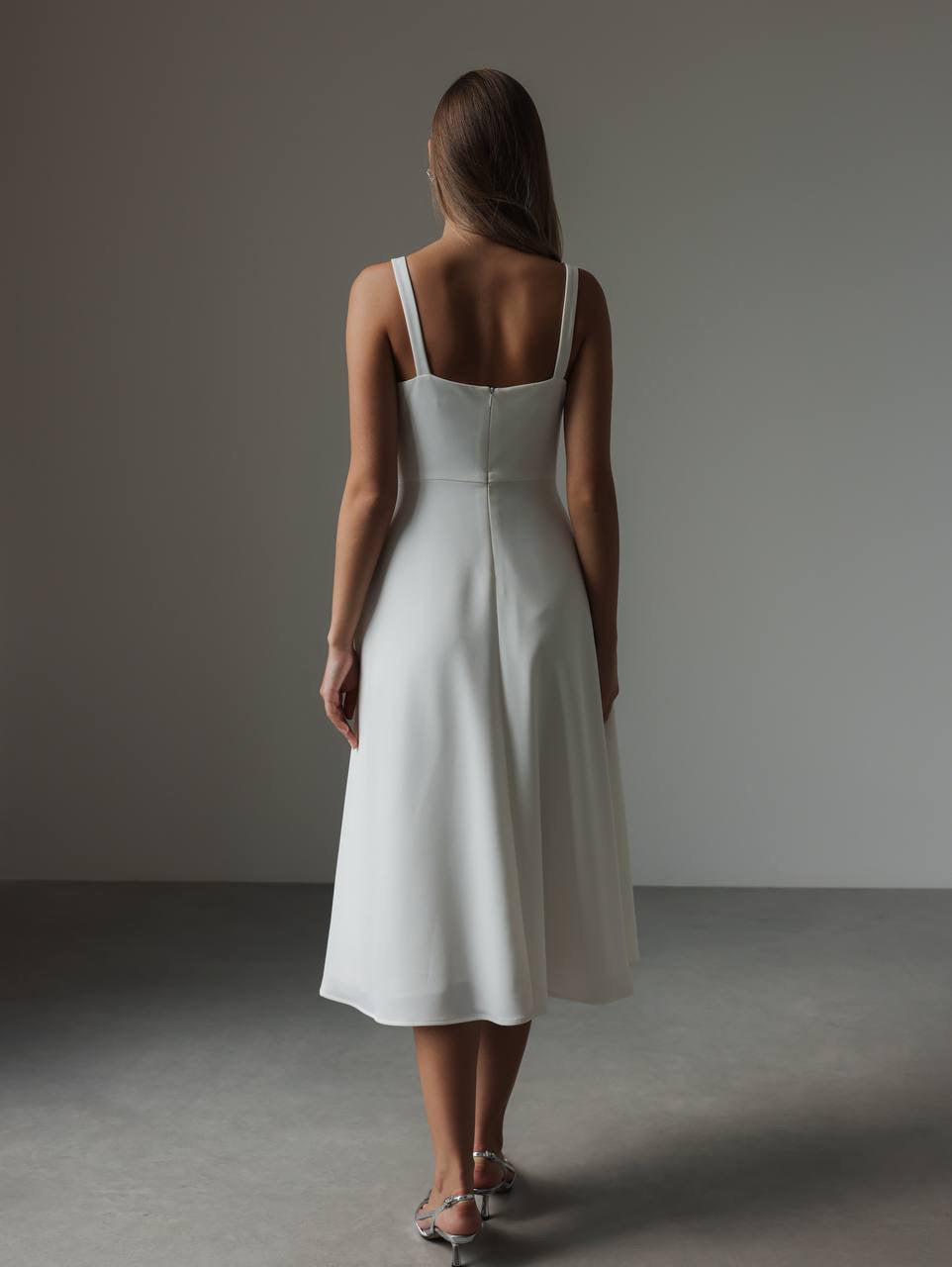 Vestido midi blanco con apliques florales