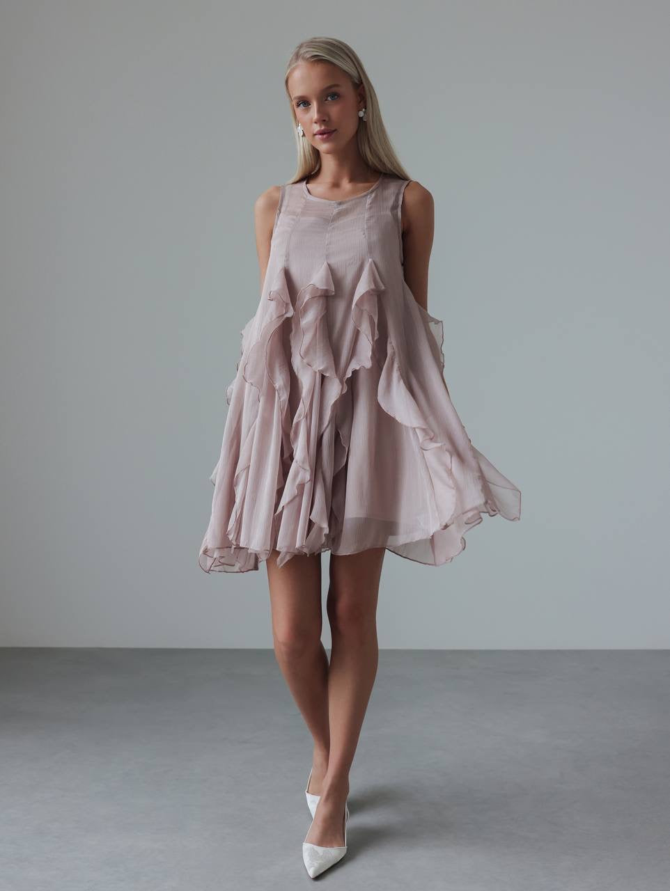 Mini-robe fluide sans manches à volants