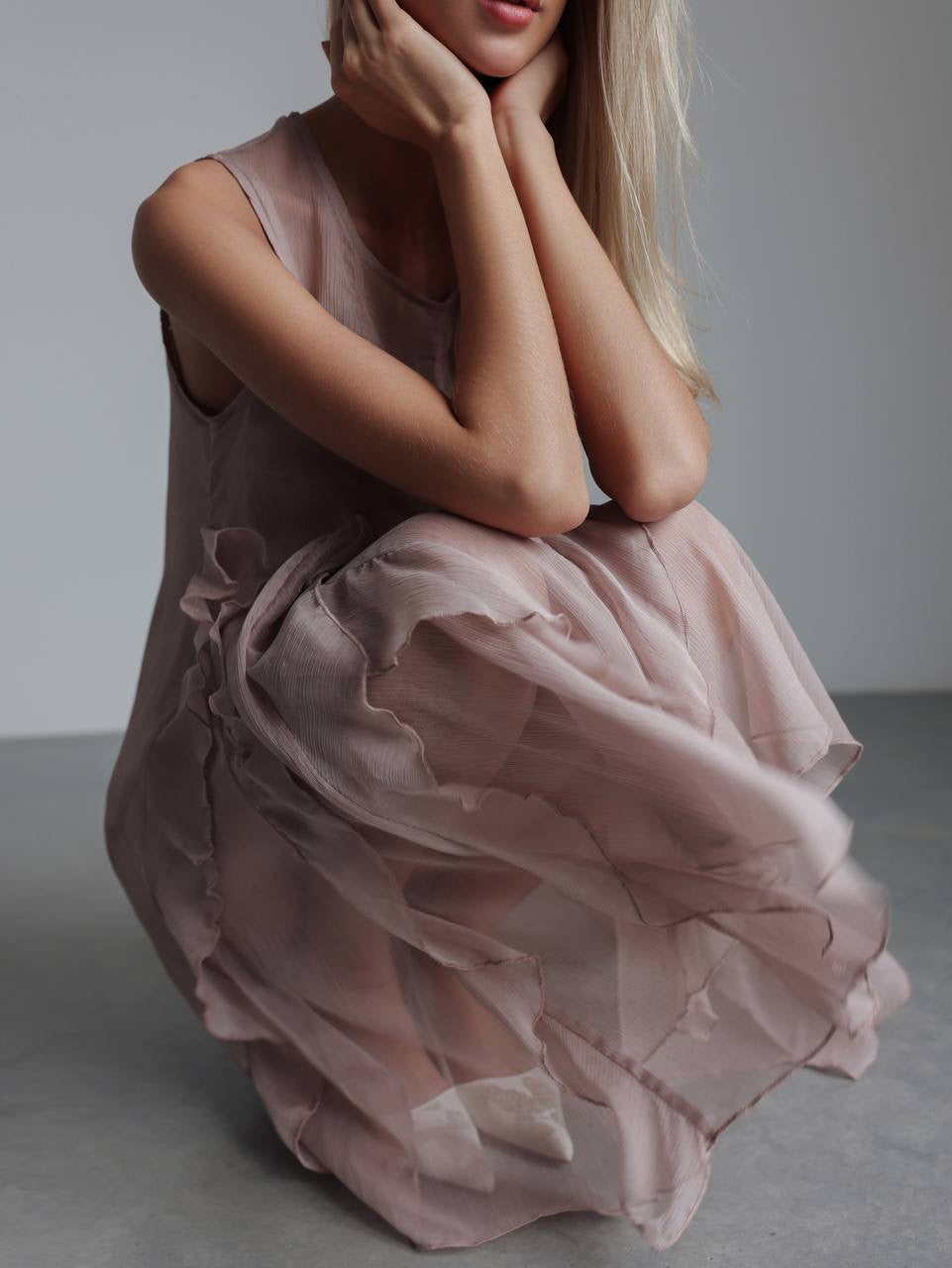 Mini-robe fluide sans manches à volants