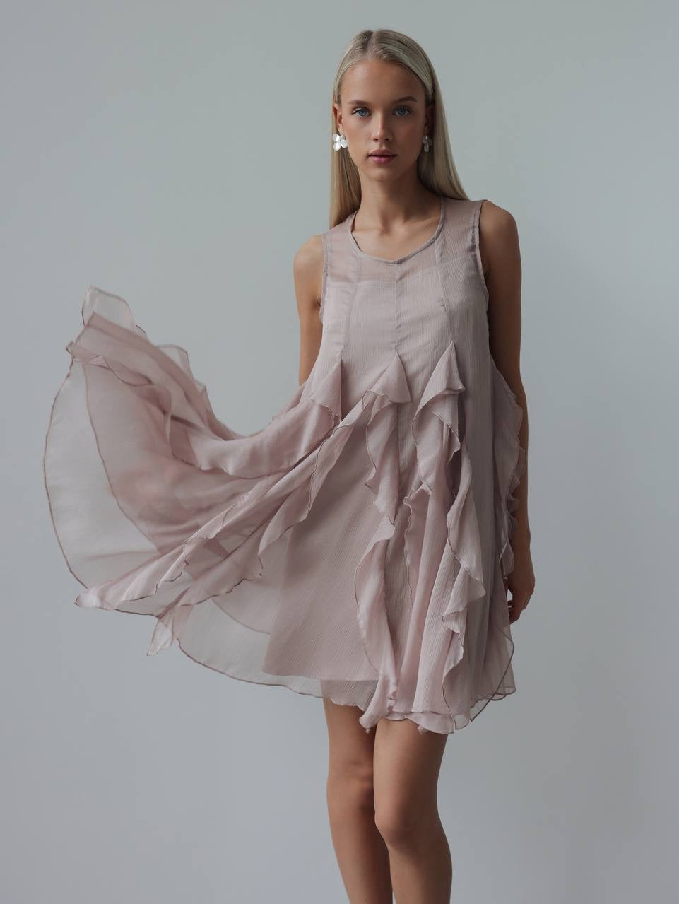 Mini-robe fluide sans manches à volants