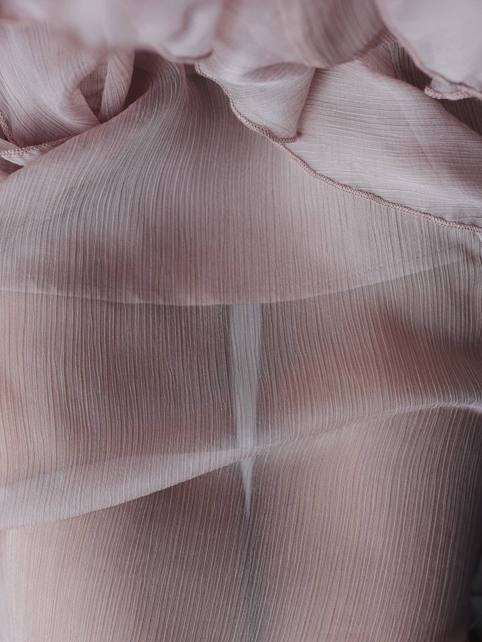 Mini-robe fluide sans manches à volants