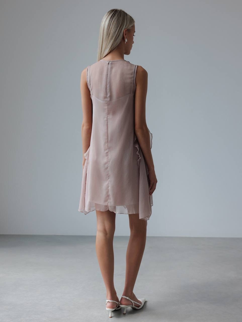 Mini-robe fluide sans manches à volants