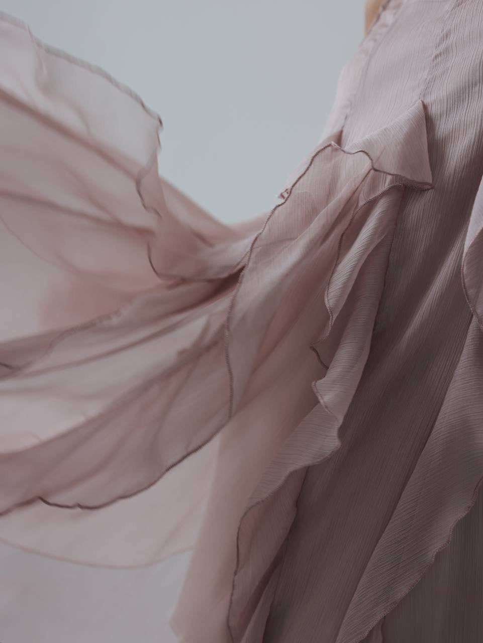 Mini-robe fluide sans manches à volants