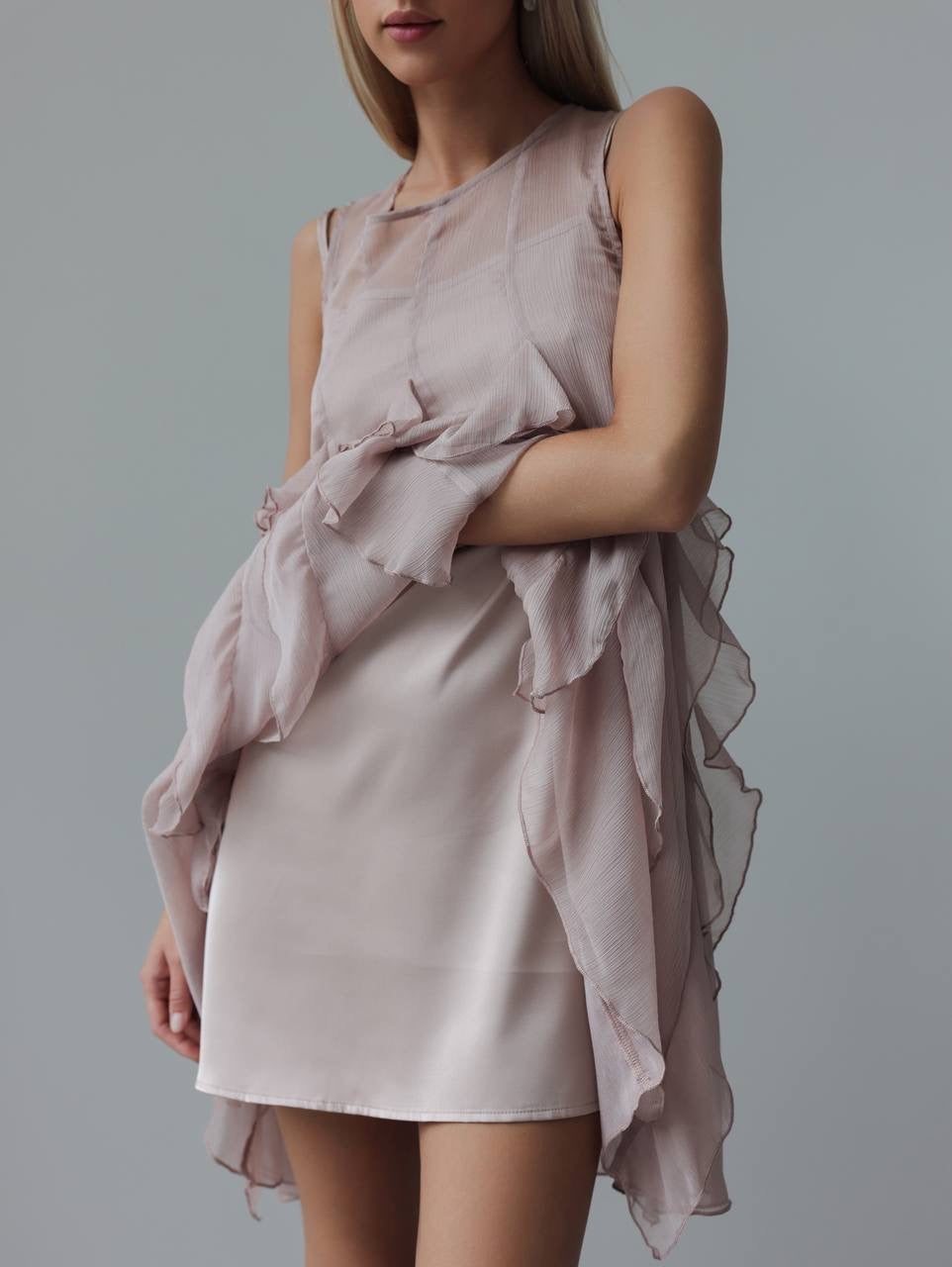 Mini-robe fluide sans manches à volants