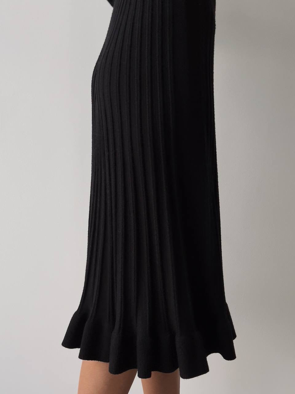 Robe midi noire en maille côtelée à boutons cristal