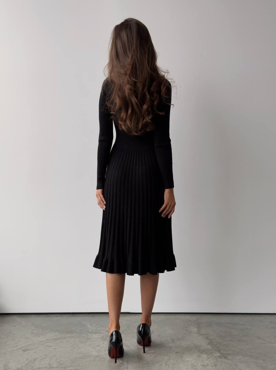 Robe midi noire en maille côtelée à boutons cristal