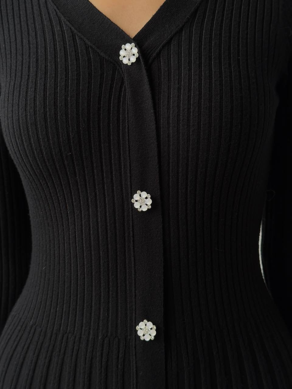 Robe midi noire en maille côtelée à boutons cristal