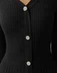 Robe midi noire en maille côtelée à boutons cristal