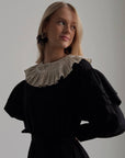 Vestido negro con cuello plisado beige