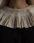 Vestido negro con cuello plisado beige