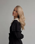 Vestido negro con cuello plisado beige