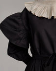 Vestido negro con cuello plisado beige