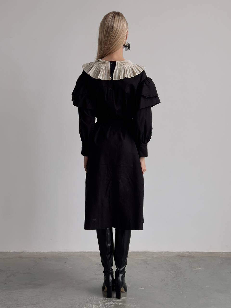 Vestido negro con cuello plisado beige