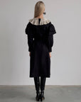 Vestido negro con cuello plisado beige