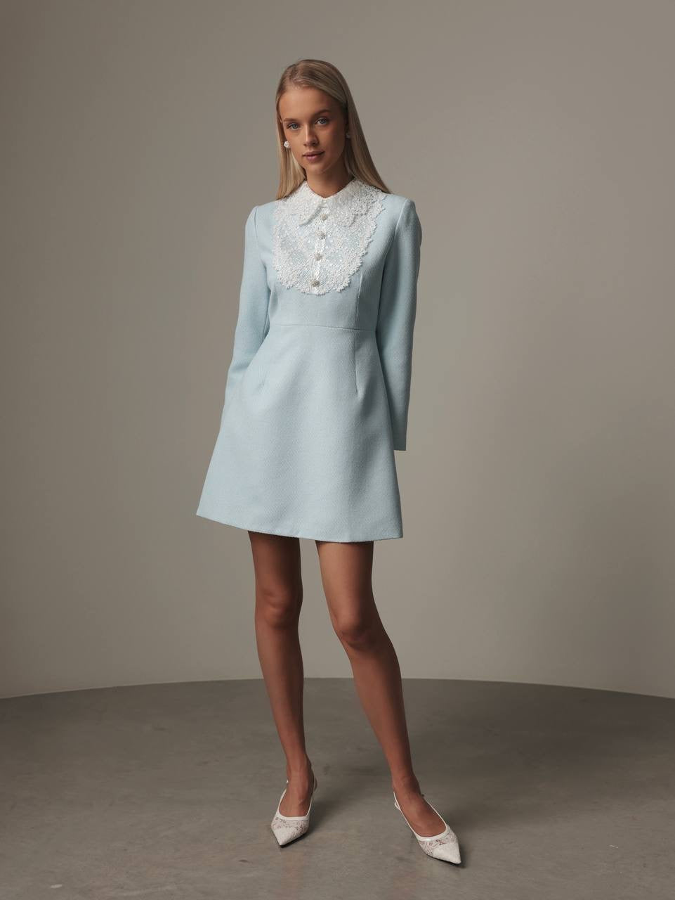 Robe vintage bleu pastel à col en dentelle