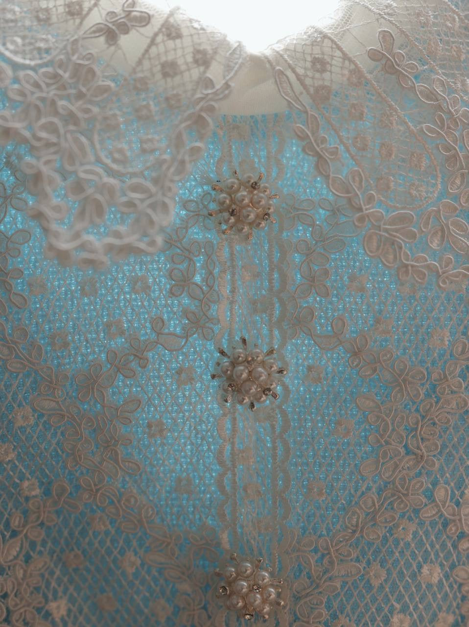 Robe vintage bleu pastel à col en dentelle