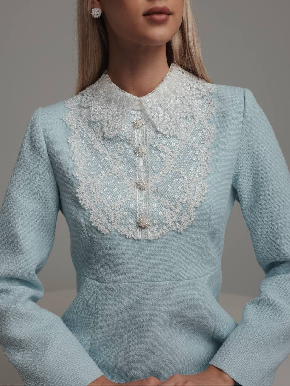 Robe vintage bleu pastel à col en dentelle
