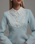 Robe vintage bleu pastel à col en dentelle