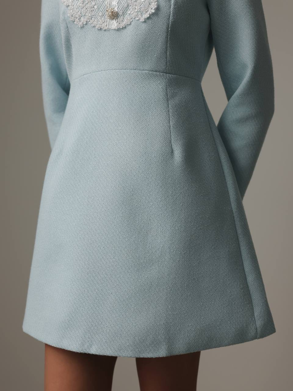 Robe vintage bleu pastel à col en dentelle