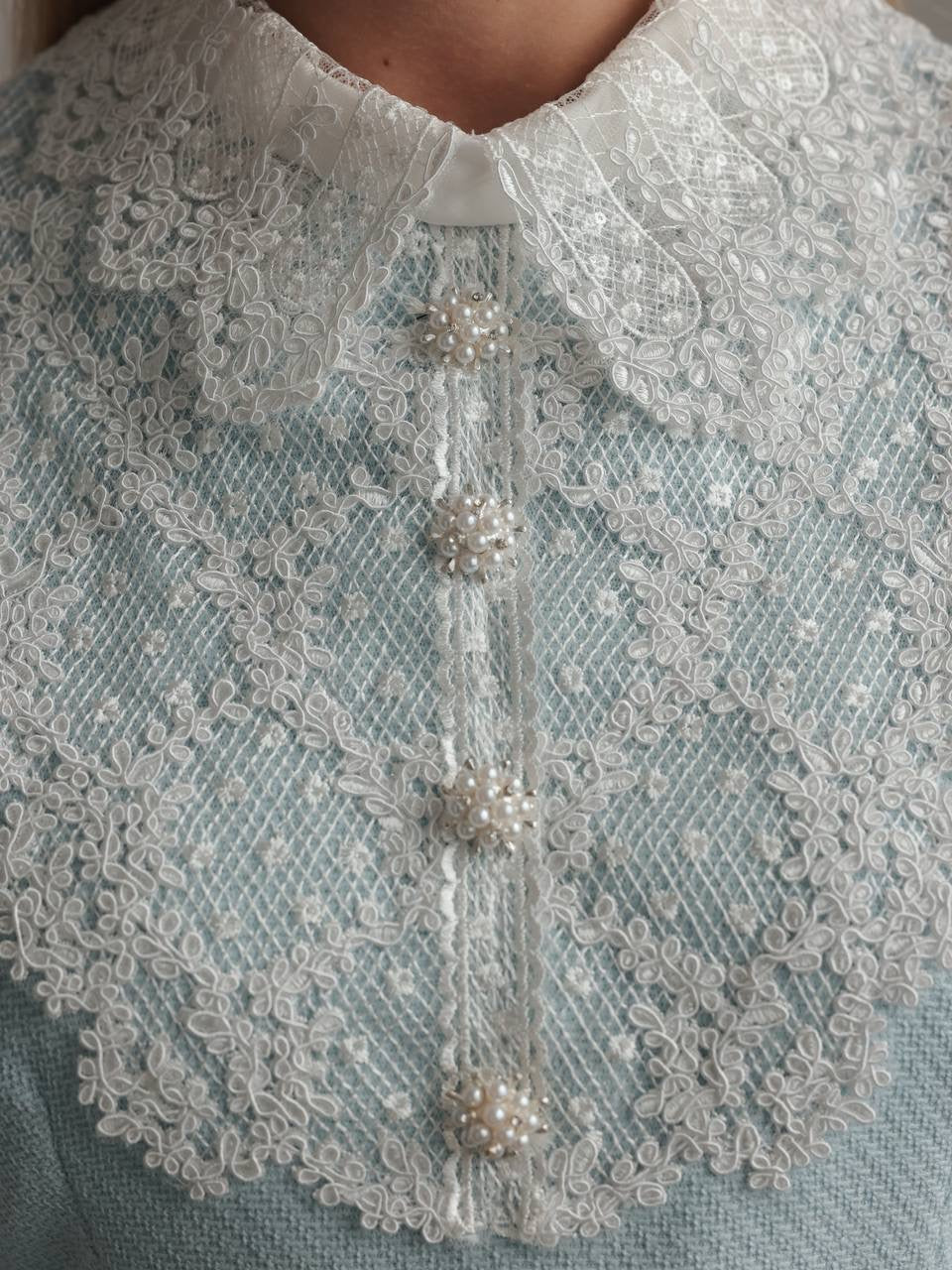 Robe vintage bleu pastel à col en dentelle