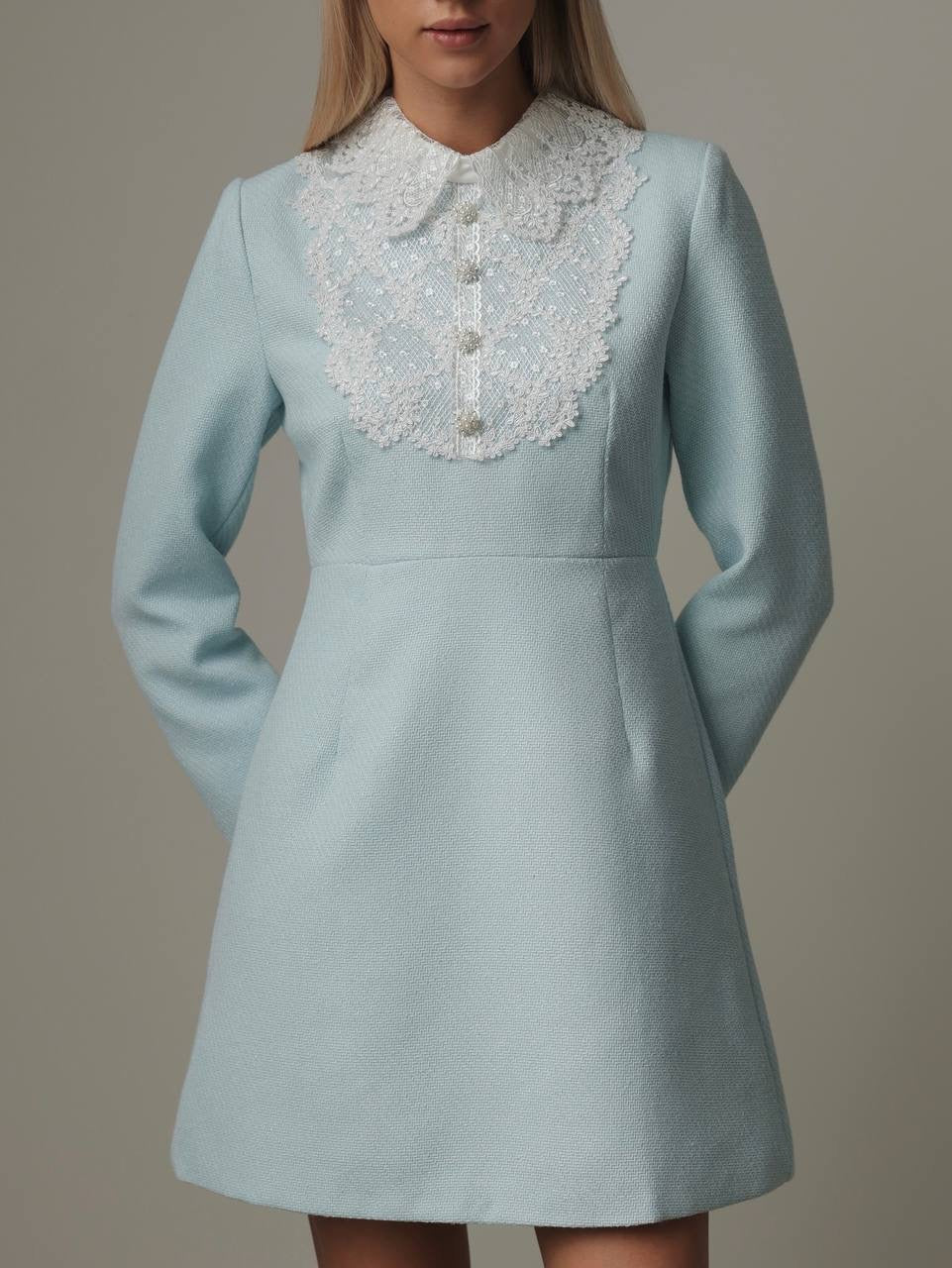 Robe vintage bleu pastel à col en dentelle