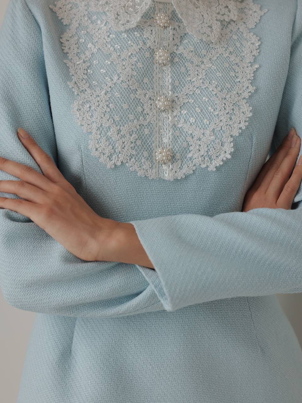 Robe vintage bleu pastel à col en dentelle