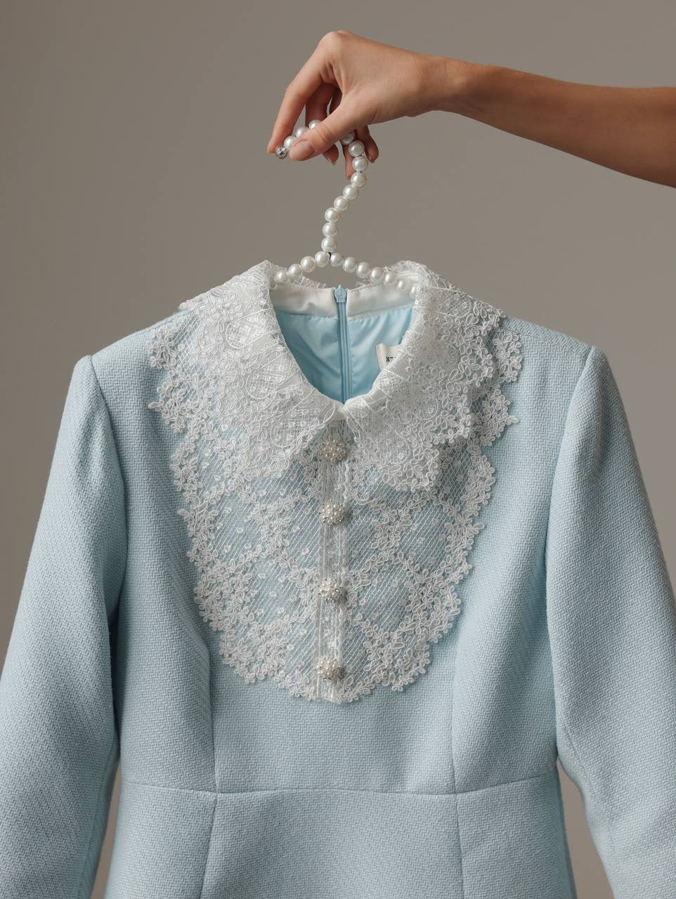 Robe vintage bleu pastel à col en dentelle