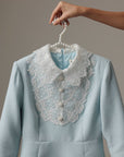 Robe vintage bleu pastel à col en dentelle