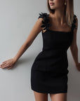Robe noire à fleurs en relief