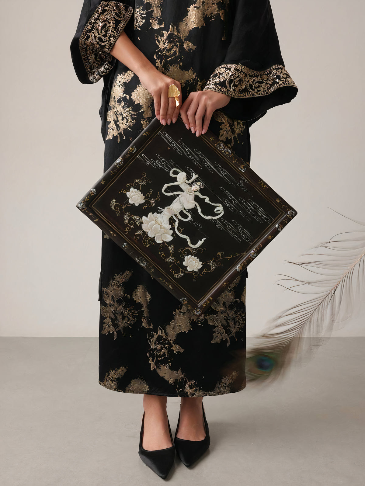 Bestickter schwarzer Kimono