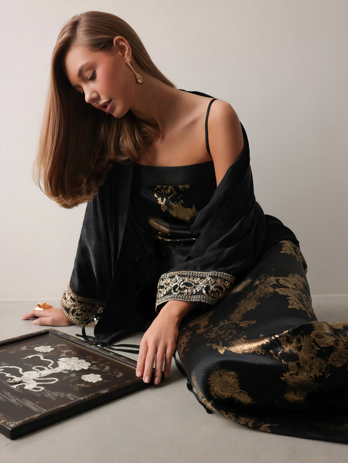 Bestickter schwarzer Kimono