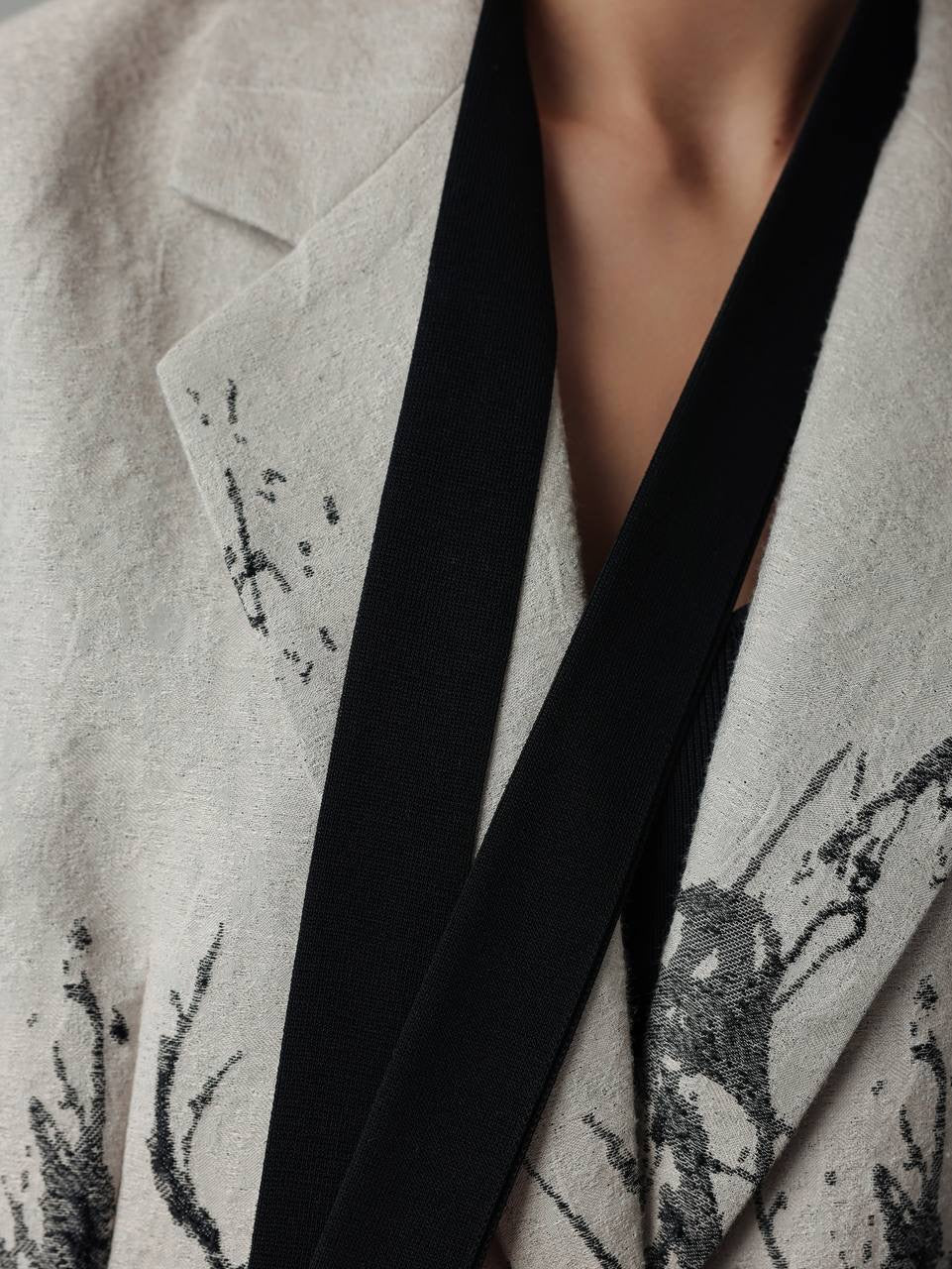 Chaqueta oversize gris estampada
