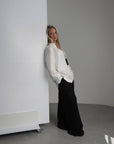 Schwarze Hose mit weitem Bein