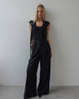 Pantaloni neri chic a vita alta e gamba ampia