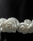 Schwarzes Set mit weißen Rosendetails