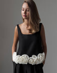 Schwarzes Set mit weißen Rosendetails