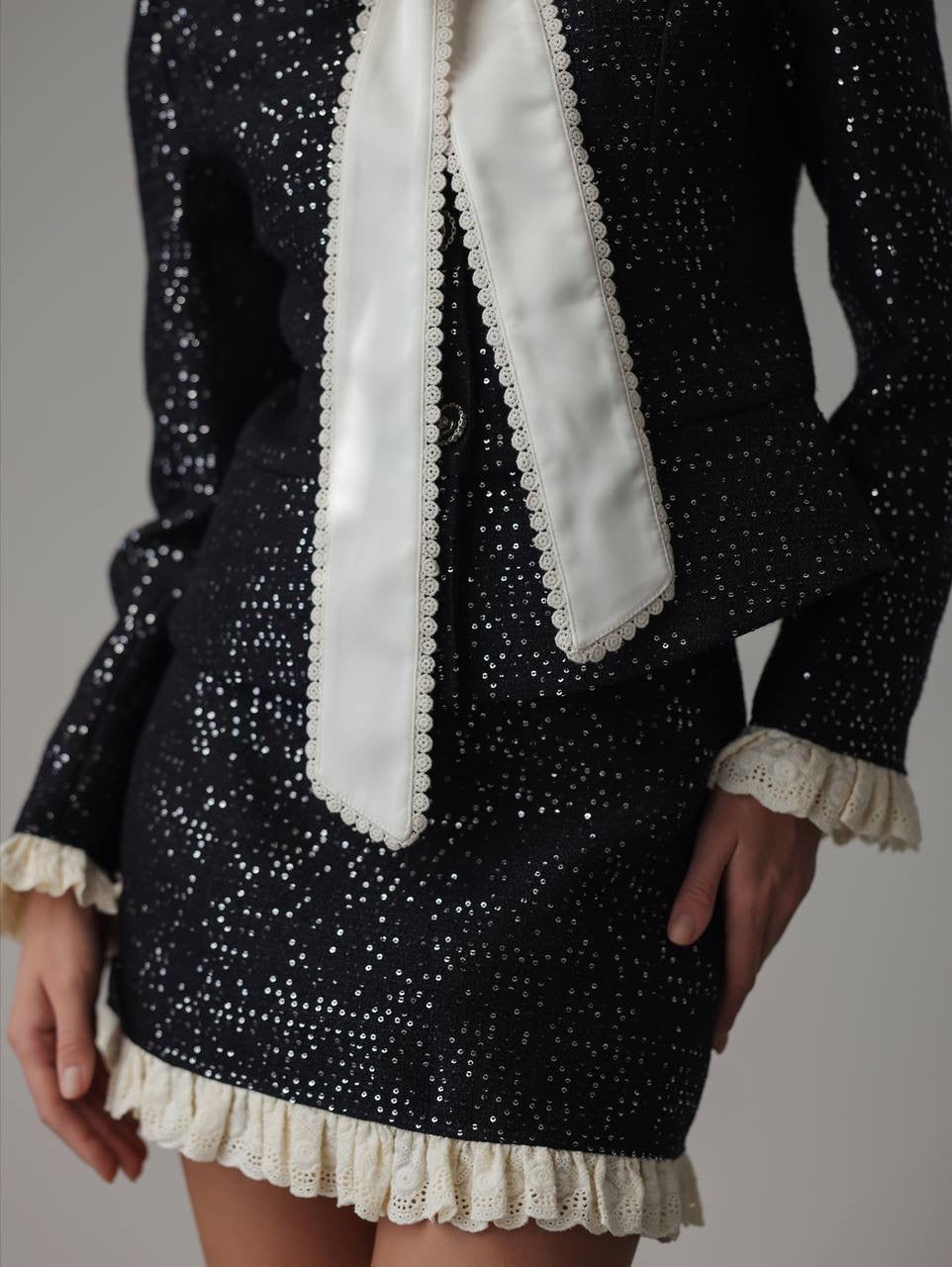 Conjunto negro de lentejuelas con encaje crema
